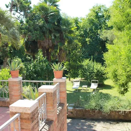 Ai Giardini Di San Vitale Bed & Breakfast 4*